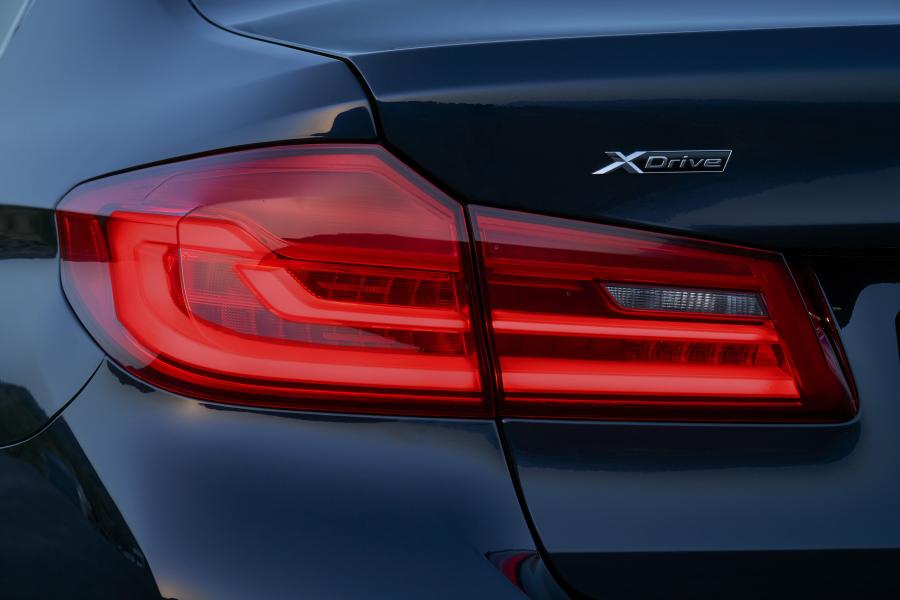 Детали экстерьера BMW 530d xDrive Sedan Luxury Line 2017 года  (WW) (фото 16 из 61)
